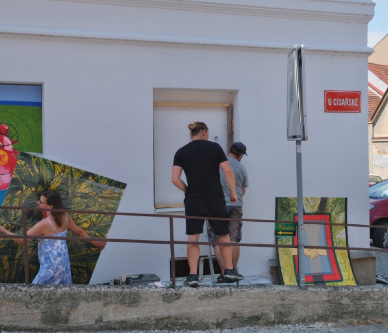 Exteriérové výtvarné instalace, Markéta Lamoš Žitňanská - V rytmu zahradní komunikace, foto Tomáš Znamenáček